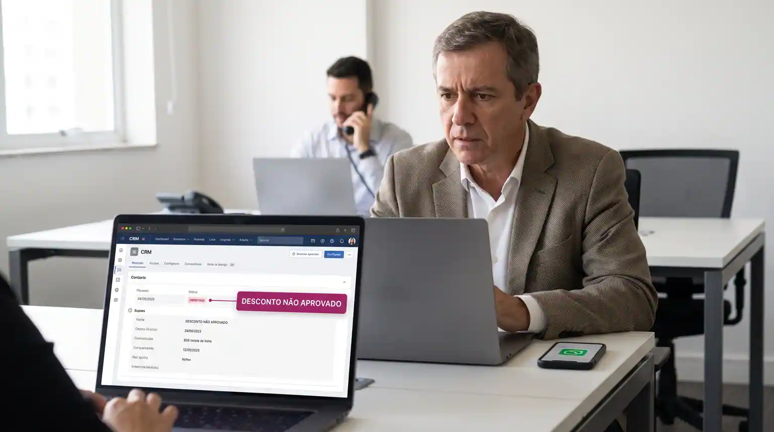 Líder comercial B2B analisando pedidos com descontos sem registro de aprovação, ilustrando a falta de rastreabilidade de desconto