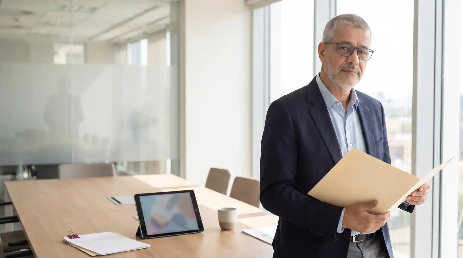 Vendedor B2B consultando planilha paralela ao ERP enquanto realiza uma cotação ao telefone